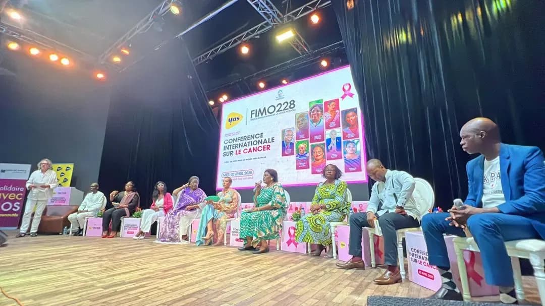Vue d’ensemble de la scène et des panélistes de la Conférence internationale sur le cancer du FIMO228