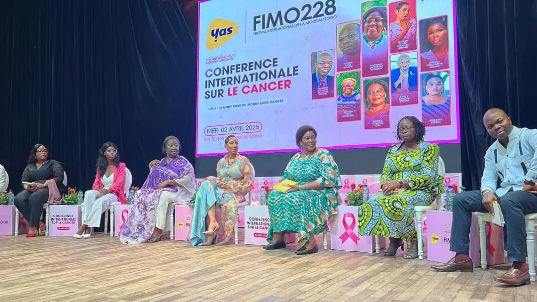 Les panélistes sur scène, devant l’écran annonçant la Conférence internationale sur le cancer