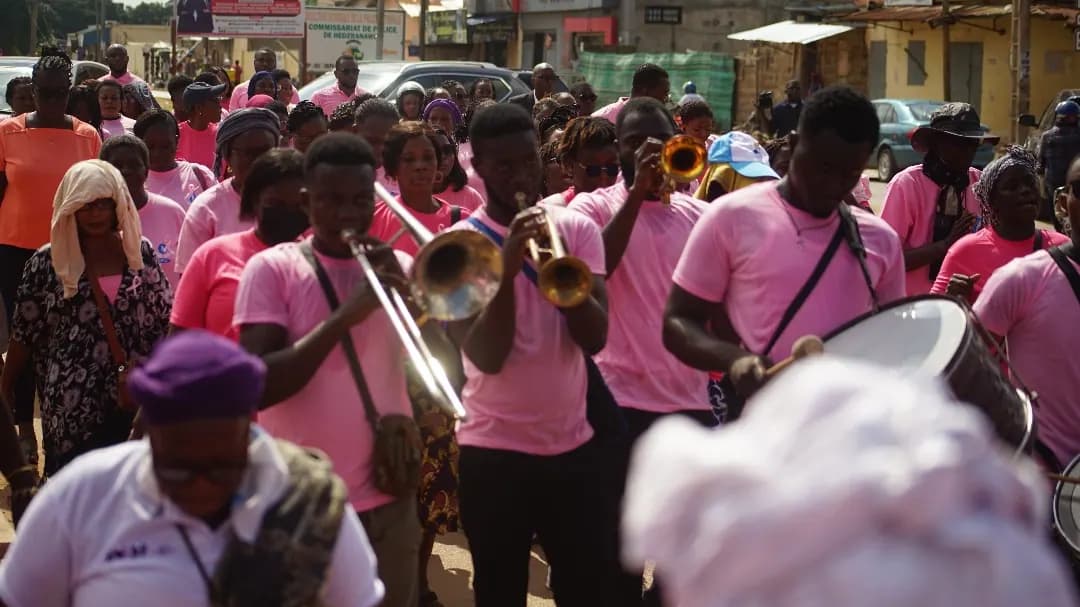Une fanfare accompagne le cortège de la Grande Marche Rose