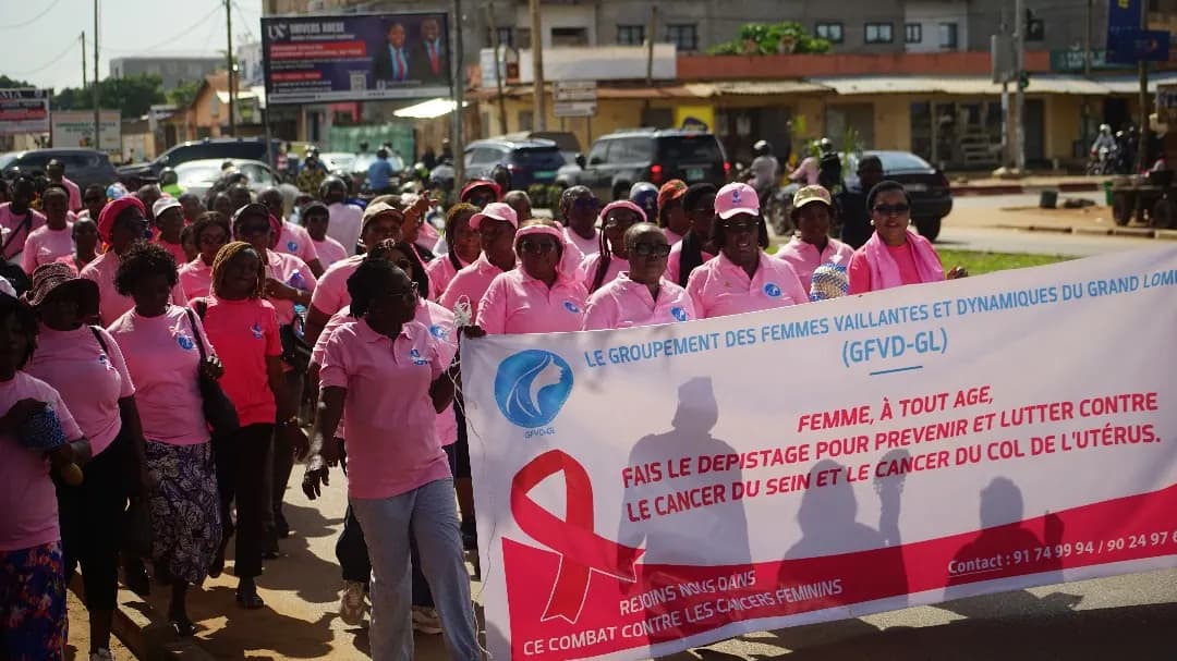 Banderole du GFVD-GL portée dans le cortège : « Femme, à tout âge, fais le dépistage pour prévenir et lutter contre le cancer du sein et le cancer du col de l’utérus »