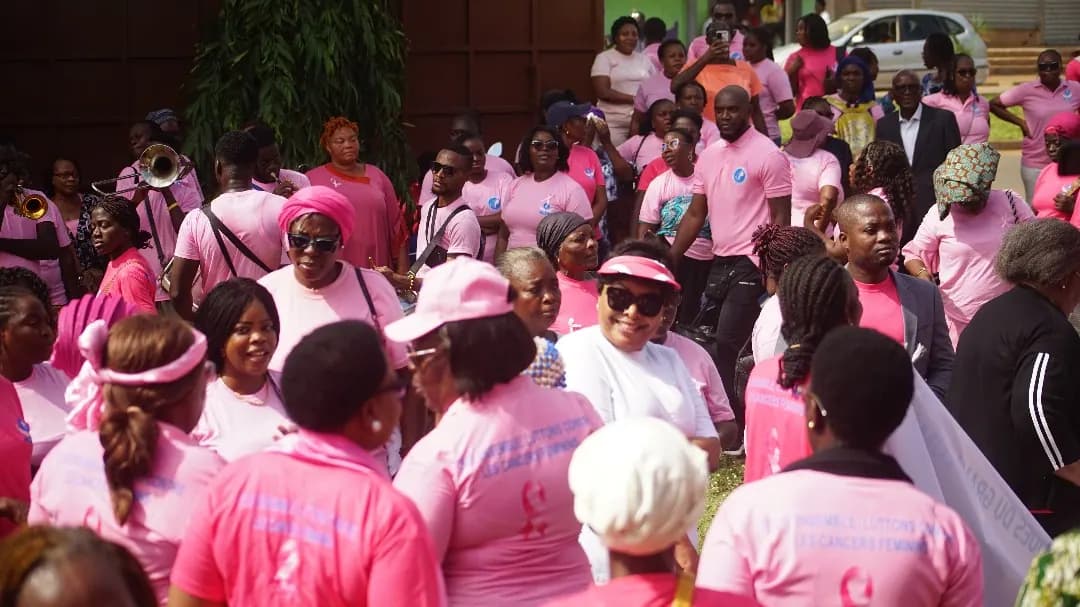 Les participantes en rose rassemblées lors de la Grande Marche Rose