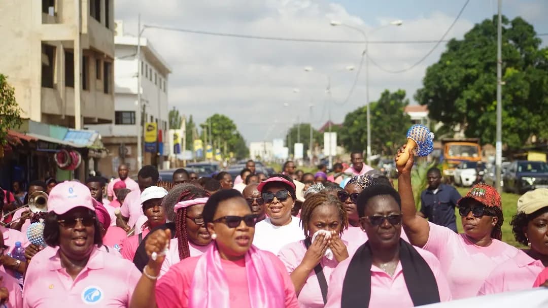 Une foule de marcheuses vêtues de rose remplit une grande avenue de Lomé